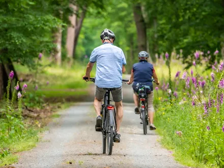 Met vrienden op de fiets rijden